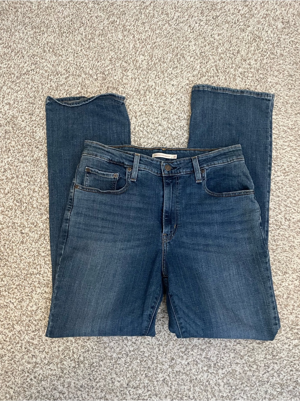 Levi's 725 High Rise Bootcut Jeans Size 32